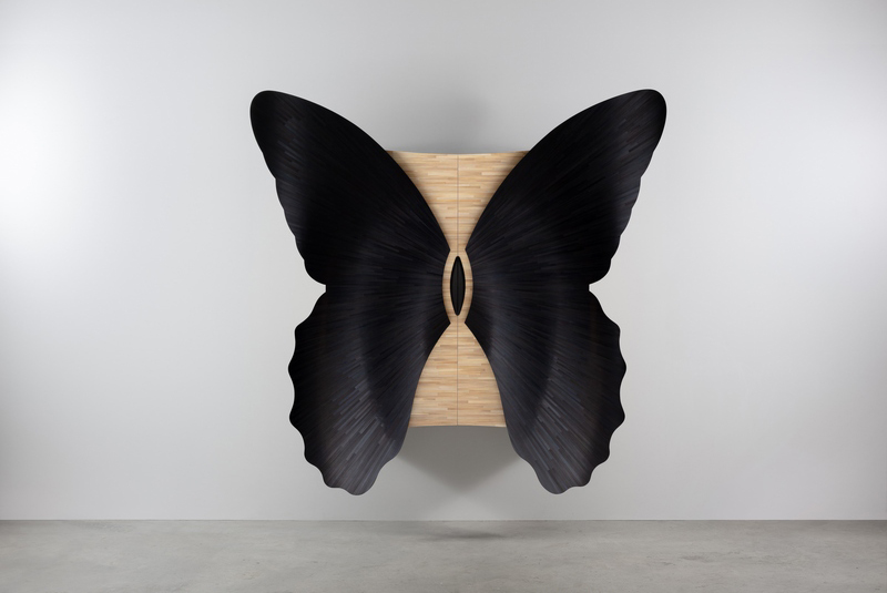 Cabinet suspendu Papillon de Jean-Luc Le Mounier, en marqueterie de paille noire et bronze