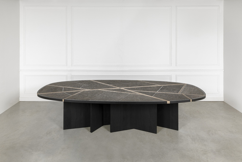 Table en bronze gravé et chêne noir de Jean-Luc Le Mounier