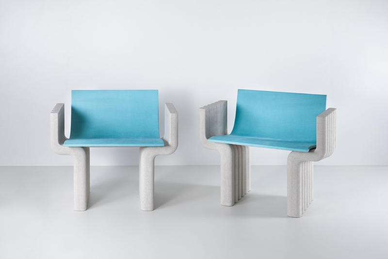 Paire de fauteuils en sable blanc et cuir nubuck de Jean-Luc Le Mounier