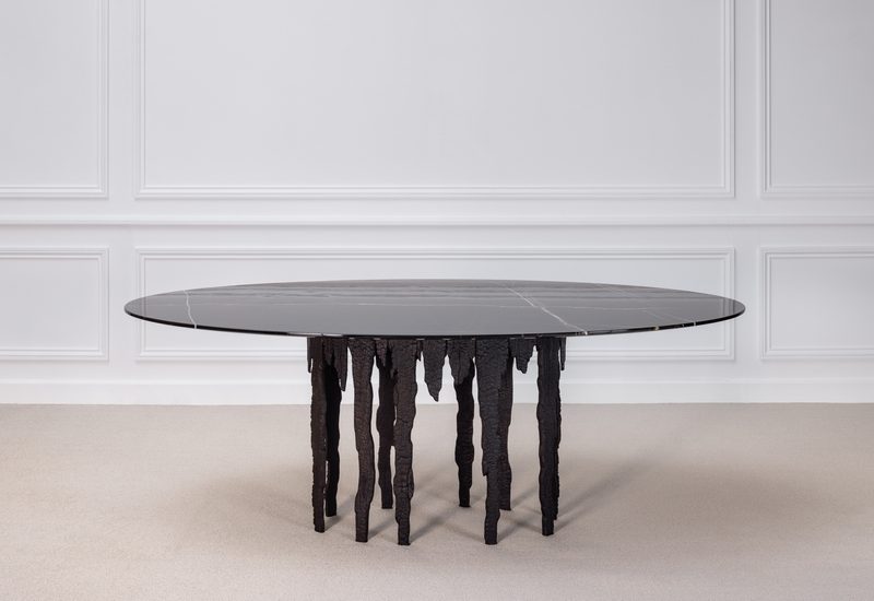 Table de salle-à-manger Empreinte, plateau de table en marbre noir Sahara, pied en bronze gravé