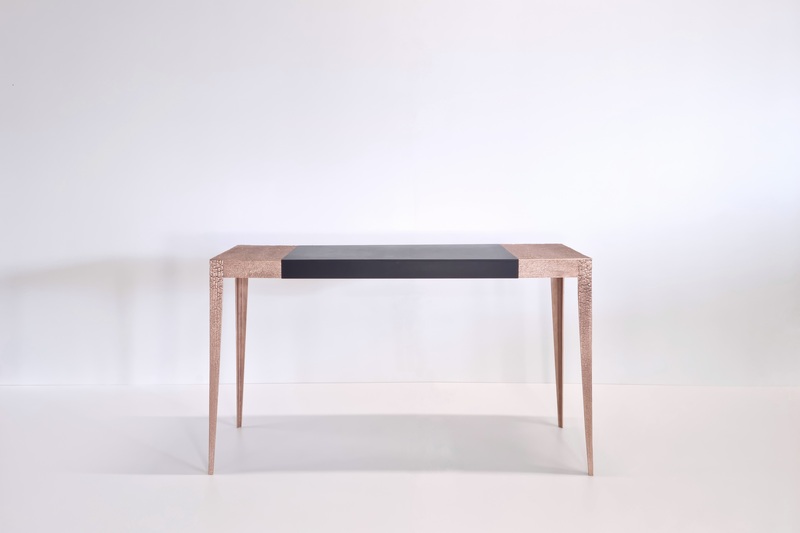 Bureau Empreinte en bronze rose effet bois brûlé, sous-main en cuir